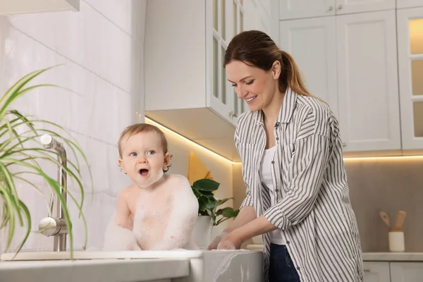 Mama Myje Swoje Małe Dziecko Zlewie Domu — Zdjęcie stockowe