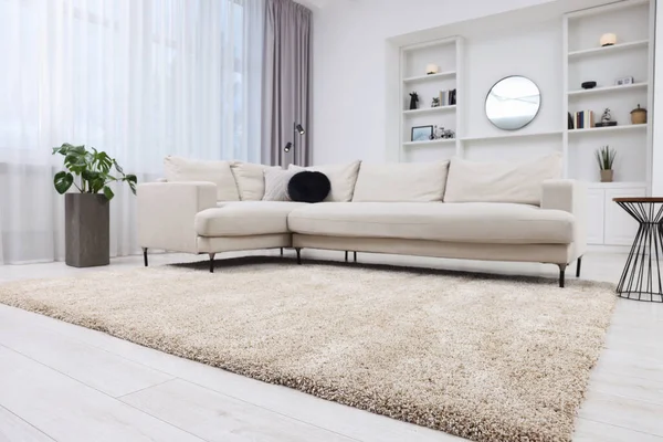 Flauschiger Teppich Und Stilvolle Möbel Innenbereich — Stockfoto