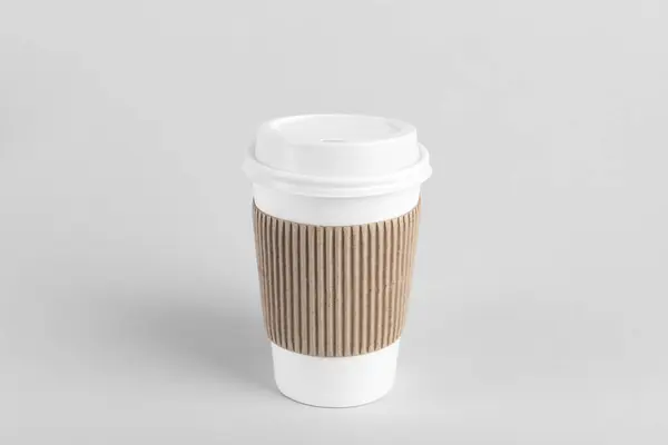 薄い背景にプラスチック蓋付きの紙コップ コーヒーを飲みに — ストック写真