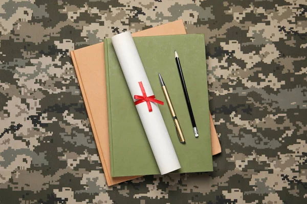 Σημειωματάρια Δίπλωμα Στυλό Και Μολύβι Ύφασμα Καμουφλάζ Πάνω Όψη Στρατιωτική — Φωτογραφία Αρχείου
