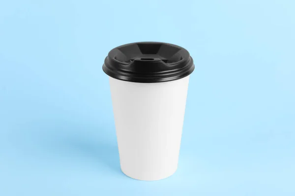 Pappersmugg Med Plastlock Ljusblå Bakgrund Kaffe Att Med — Stockfoto