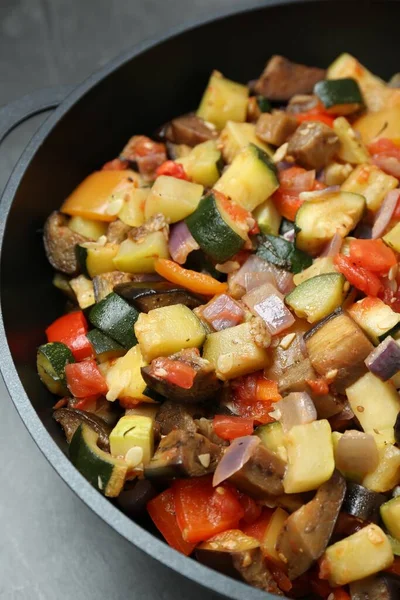 Deliciosa Ratatouille Bandeja Para Hornear Sobre Mesa Gris Primer Plano — Foto de Stock