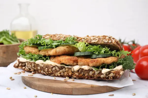 Läcker Smörgås Med Schnitzel Vitt Bord — Stockfoto