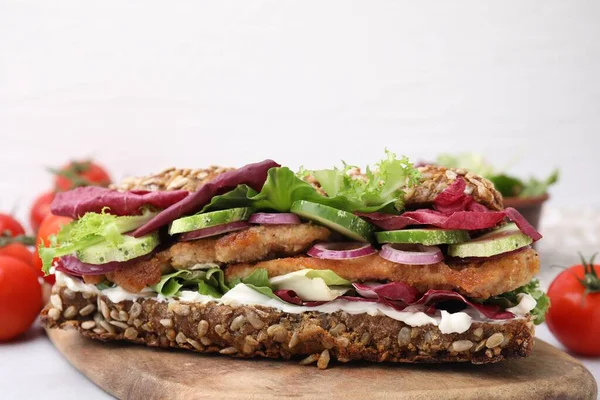 Läcker Smörgås Med Schnitzel Bordet Mot Vit Bakgrund Närbild — Stockfoto