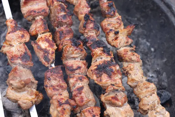 Cozinhar Delicioso Kebab Braseiro Metal Vista Acima — Fotografia de Stock