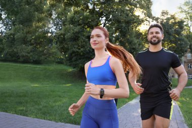 Bir grup insan parkta koşuyor. Etkin yaşam biçimi