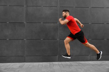 Binanın yakınında koşan mutlu bir adam. Metin için boşluk