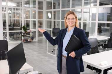 İçeride deri portföyü olan mutlu bir emlakçı.