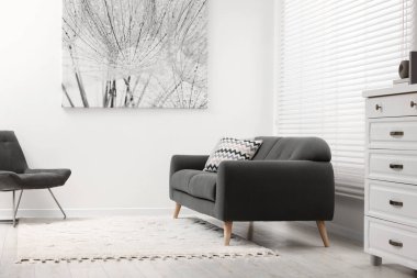 Yumuşak halısı ve şık mobilyaları olan oturma odası. Modern tasarım