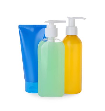 Beyaza izole edilmiş farklı temizleyiciler. Kozmetik ürünü