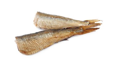 Beyaza izole edilmiş iki lezzetli balık konservesi