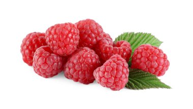 Birçok taze ahududu ve yeşil yapraklar beyaz üzerine izole edilmiş.