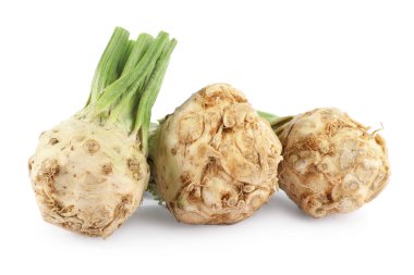 Beyaz üzerine izole edilmiş taze ham kereviz kökleri.