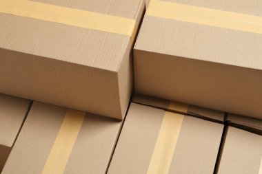 Arkaplan olarak birçok kapalı karton kutu. Paketleme malları