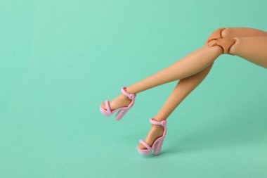 Mykolaiv, Ukrayna - 2 Eylül 2023: Turkuaz arka planda güzel topuklu Barbie bebek, metin için yeri olan yakın plan