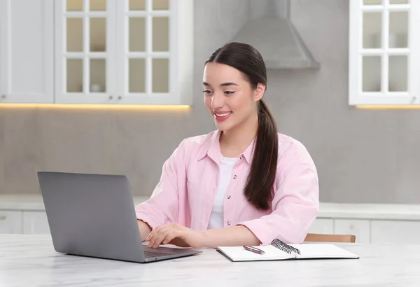 Vrouw Met Laptop Aan Witte Tafel Keuken — Stockfoto