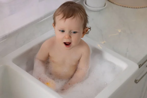 Cute Little Baby Kąpieli Umywalce Wewnątrz — Zdjęcie stockowe