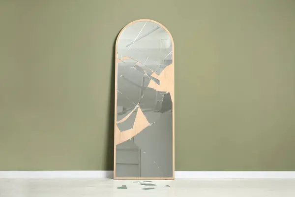 Specchio Rotto Schegge Sul Pavimento Vicino Muro Ulivo All Interno — Foto Stock