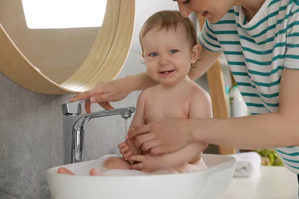 Mama Myje Swoje Małe Dziecko Zlewie Domu — Zdjęcie stockowe