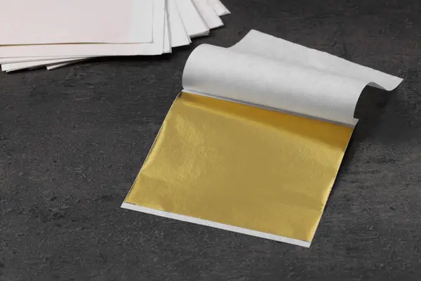 Ehető Aranylap Texturált Asztalon — Stock Fotó