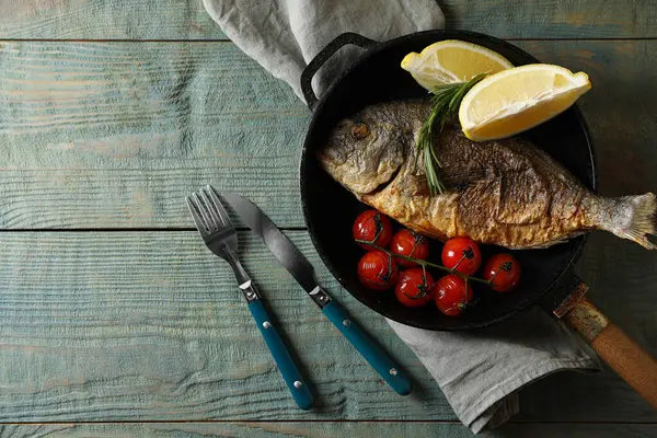 Deliciosul Pește Dorado Servit Masă Lemn Așezat Plat Spațiu Pentru — Fotografie, imagine de stoc