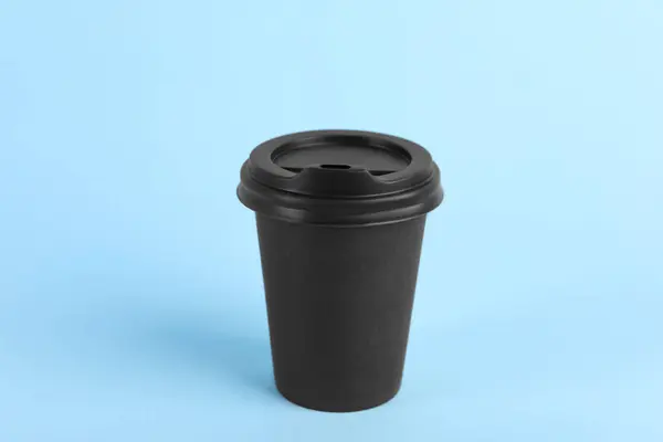 Schwarze Pappbecher Mit Kunststoffdeckel Auf Hellblauem Hintergrund Coffee — Stockfoto