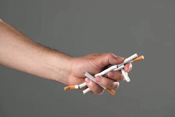 Pare Fumar Conceito Homem Segurando Cigarros Fundo Cinza Close — Fotografia de Stock