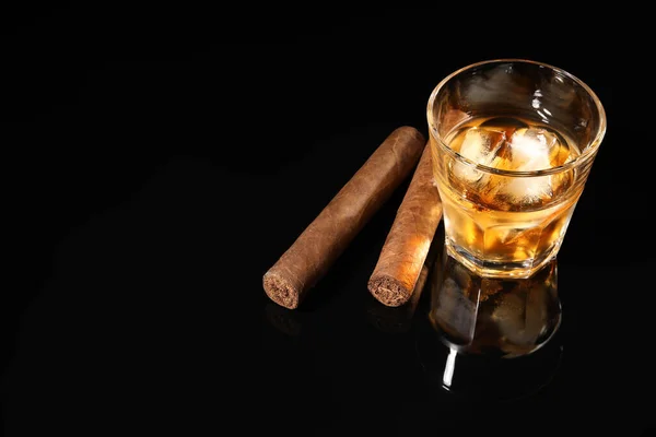 Glas Whisky Met Ijsblokjes Sigaren Zwart Spiegeloppervlak Ruimte Voor Tekst — Stockfoto