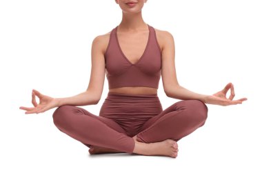 Beyaz arka planda yoga yapan bir kadın, yakın plan. Lotus pozu
