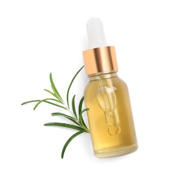 Beyaz arka planda taze biberiye ve temel yağ karışımı.