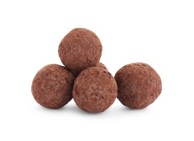 Beyaz üzerine izole edilmiş lezzetli çikolata şekerlemeleri.