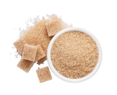 Beyaz üzerine izole edilmiş farklı kahverengi şeker tipleri, üst görünüm