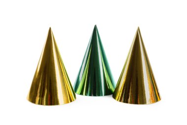 Beyaz üzerine izole edilmiş parlak el yapımı parti şapkaları.