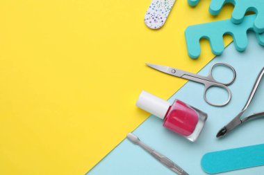 Renk arkaplan üzerinde pedikür araçları kümesi, düz yatıyordu. Metin için boşluk