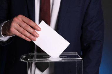 Adam oyunu karanlık arka planda sandığa koyuyor, yakın plan.