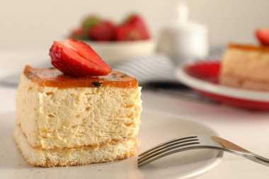 Çilekli ve çatallı cheesecake, yakın plan.