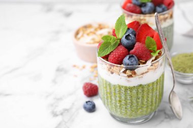 Lezzetli kiraz pudingi, yulaf ezmesi ve beyaz mermer masada böğürtlen, yakın plan. Mesaj için yer var. Sağlıklı kahvaltı.