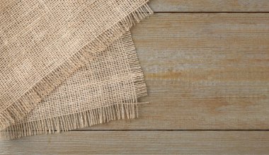 Tahta masanın üzerinde bir çuval bezi parçası, üst manzara. Metin için boşluk