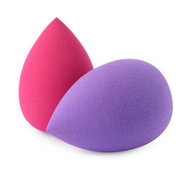 Beyaza izole edilmiş iki farklı makyaj süngeri.