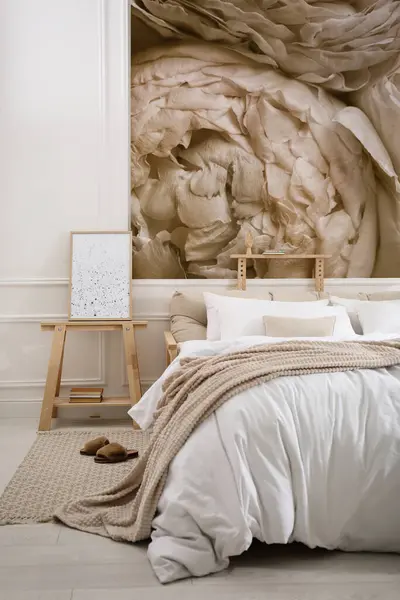 Stijlvolle Slaapkamer Interieur Met Mooie Bloemen Wallpapers — Stockfoto