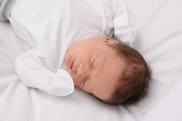 Милый Новорожденный Ребенок Спит Белой Кровати — стоковое фото