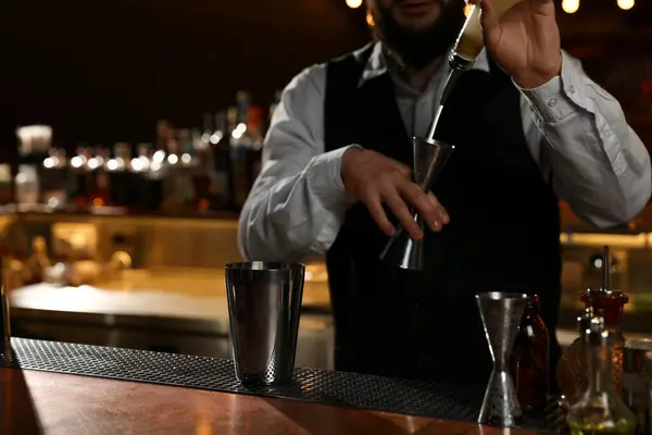 Barman Robi Świeży Koktajl Alkoholowy Przy Barze Zbliżenie Miejsce Tekst — Zdjęcie stockowe