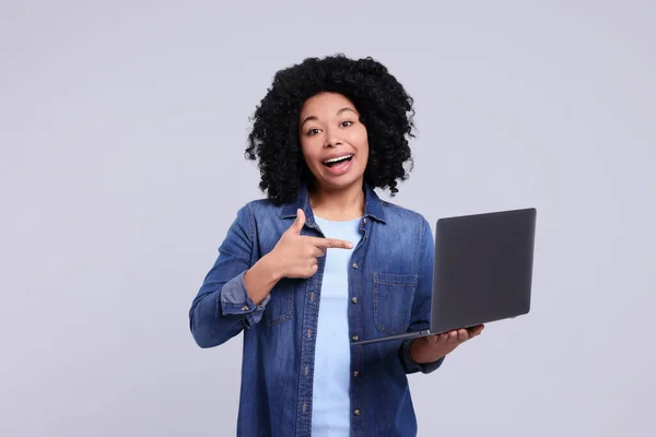 Ευτυχισμένη Νεαρή Γυναίκα Δείχνει Laptop Ανοιχτό Γκρι Φόντο — Φωτογραφία Αρχείου