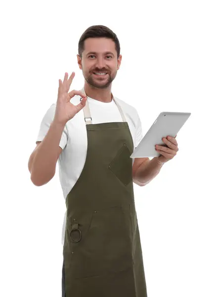 Homem Sorridente Com Tablet Mostrando Gesto Fundo Branco — Fotografia de Stock