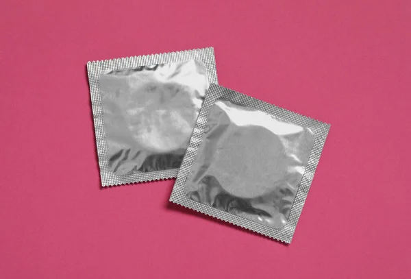 Kondompaket Rosa Bakgrund Platt Ligg Säkert Sex — Stockfoto