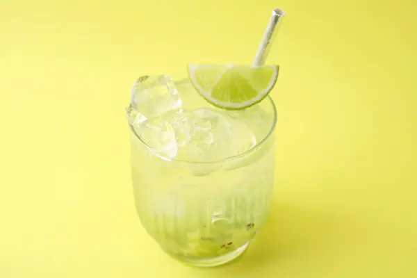 Copo Bebida Refrescante Com Kiwi Limão Sobre Fundo Amarelo — Fotografia de Stock