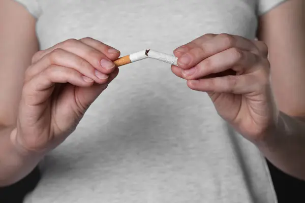 Přestaň Kouřit Žena Rozbíjí Cigaretu Detailní Záběr — Stock fotografie