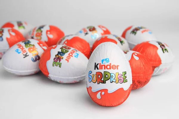 Sveti Vlas Bułgaria Czerwca 2023 Kinder Surprise Eggs Białym Tle — Zdjęcie stockowe