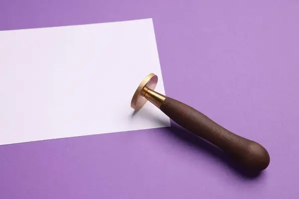 紫色の背景に紙のスタンプツールとシート — ストック写真