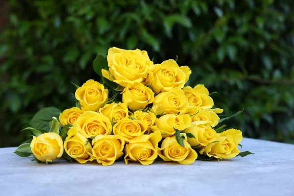Hermoso Ramo Rosas Amarillas Mesa Luz Aire Libre — Foto de Stock